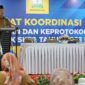 Asisten Administrasi Umum Sekda Aceh, Dr. H. Iskandar, AP, S.Sos, M.Si, menyampaikan sambutan saat membuka Rapat Koordinasi Kehumasan dan Keprotokolan untuk SKPA Tahun 2023 di Hotel Rasamala, Banda Aceh, Selasa (21/11/2023)