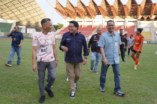 
 Direktur Utama BSI Hery Gunardi (tengah) bersama Direktur Keuangan PERSIRAJA, Razami Dek Cut (kiri), dan RCEO BSI Regional 1 Aceh Wisnu Sunandar (kanan) saat mengunjungi  sesi latihan tim PERSIRAJA di Stadion Harapan Bangsa, Banda Aceh  (15/11).