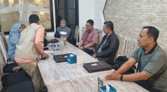 Foto: Asisten Administrasi Umum Sekda Aceh, Dr. H. Iskandar, AP, S.Sos, M.Si, mengunjungi penerima Bantuan Beasiswa Jalur Profesi di Yogyakarta.