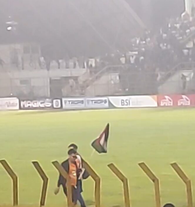 
 Seorang Penonton Turun  kelapangam Membawa  Bendera Palestina Usai Pertandingan(Foto:Ist)